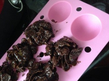 step2: 用匙羹?入圓球形的矽膠模內（想更有脆的層次可以在中心塞1粒開心果仁）再用朱古力粟米片覆蓋成球形