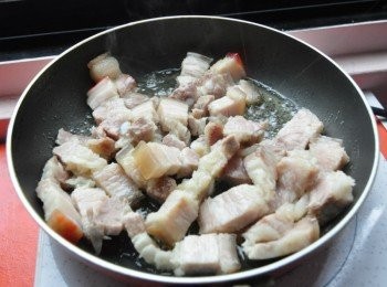 step6: 另備鍋，以一大匙油熱鍋，將五花下鍋慢慢煸香