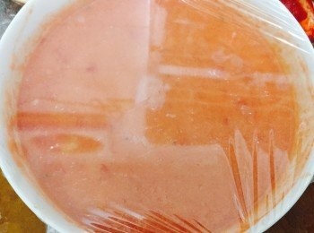 step4: 蒜頭，紅燈籠椒，全部蕃茄加水放入攪拌機打溶，再雪一小時