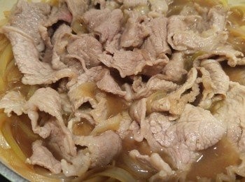 step4: 將肥牛放入洋蔥汁煮約5分鐘。