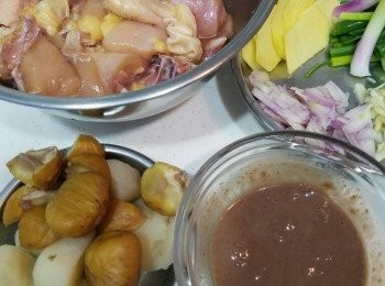 step1: 雞洗淨，用【<span class="group_2">醃雞</span>】料醃15分鐘。
栗子先烚15分鐘。
冬菇浸軟切頂，浸冬菇水留用。加【<span class="group_3">醃冬菇</span>】料隔水蒸10分鐘。
馬碲批皮。
準備【<span class="group_4">醬汁</span>】