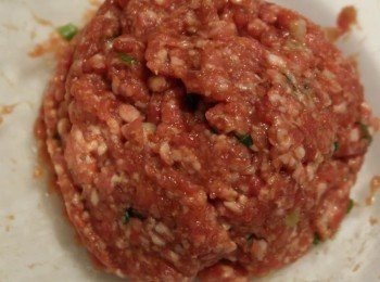 step4: 接著做內餡，將所有配料倒入盆中，拌勻絞肉。也可以用手按壓，增加肉質口感。