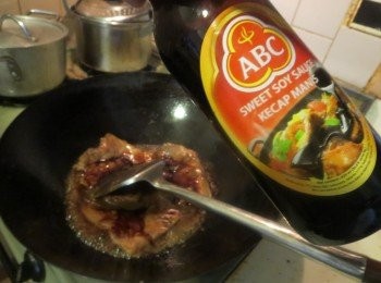 step3: 加入腌肉的韓國燒烤醬和abc sauce/甜醤油