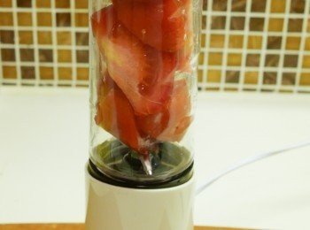 step1: 先將蕃茄洗淨切細, 放入攪拌機內打成蕃茄蓉