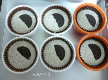 step5: 將步驟4倒入紙模中約8~9分滿，擺上餅乾放進預熱180度烤箱烤15~18min直至竹籤刺入不沾黏即可