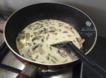 step3: 再加入忌廉，較中小火煮4-5分鐘