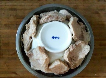 step4: 水滾後放入鍋內小火燉兩小時，肉汁會隨碗邊儲到小碗內