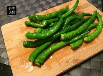 step1: 糯米椒洗淨去蒂備用