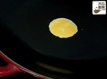 step3: 熱鑊後，鑊中掃上少許油，轉成小火，薄薄放入蛋液一湯匙