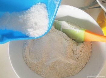 step1: 将面粉，全麦面粉，糖及盐倒入大碗里一起混合均匀，备用。