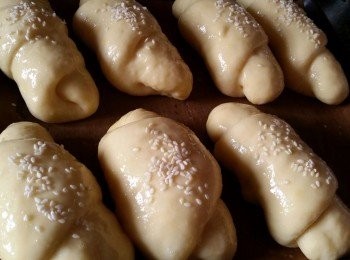 step3: 約45分鐘左右，取出已發大兩倍的麵糰，預熱焗爐180度約8分鐘，在麵糰上輕輕掃上蛋黃漿，灑上少許芝麻，以180度入爐焗 12-14分鐘至表面金黃，完成！