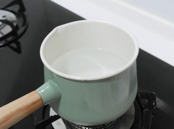 step2: 適量的開水煮開~不需要太多因為等會兒還會加光泉鮮乳下去煮哦!!