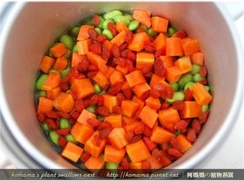 step7: 最後放入已切成丁狀的紅蘿蔔、毛豆與枸杞後，再按下電鍋的按鈕來煮飯。