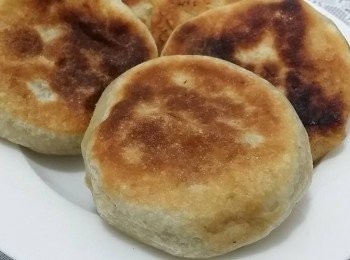 step1: 餡料做法 :豬絞肉放入所有調味料拌勻, 用筷子及順時針方向攪拌,分幾次加入雞湯攪拌至起絲及有粘性, 最後加韭菜、蔥花攪勻,放雪柜半小時後備用