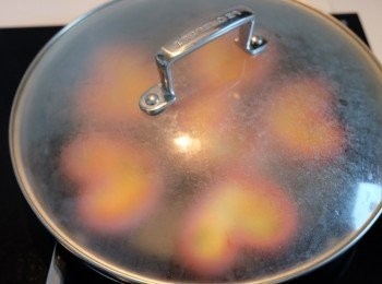 step6: 在鍋邊加入1湯匙水，加蓋蒸煮1分30秒，將蛋液煮熟，盛起配蕃茄醬一同享用。