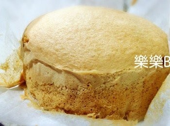 step8: 再把裝有蛋糕糊的鍋具，放入炒菜鍋蒸，再蓋上鍋蓋，蒸15-20分鐘左右即可。