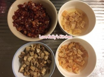 step1: 白蘿蔔2/3刨蓉，1/3切粒或刨絲，材料切粒；