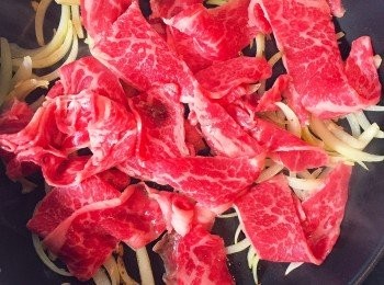 step3: 下牛肉煎至半生熟, 略帶焦香