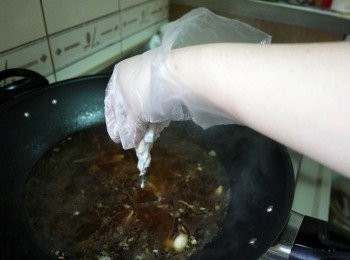 step5: 湯滾後轉小火用半泡的方式下鮮蚵，接著下豆腐(記得不要再攪拌了，會把豆腐弄碎及包覆在蚵的薄膜攪掉)