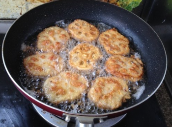 step9: 最後熱油，開始炸至熟即可，切記小火煎炸。