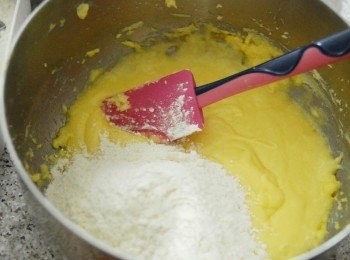step2: 下雞蛋拌勻後，再篩入麵粉、泡打粉和鹽，最後下牛奶徹底拌勻