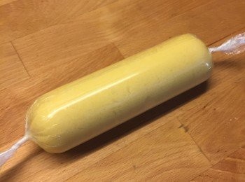 step5: 用保鮮紙包好，卷成直徑約5cm圓柱狀，放入雪櫃雪約30分鐘至硬身。