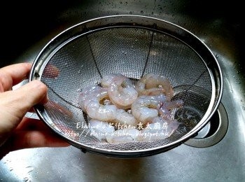 step4: 急凍蝦仁解凍後用生粉折洗兩次後瀝乾水份