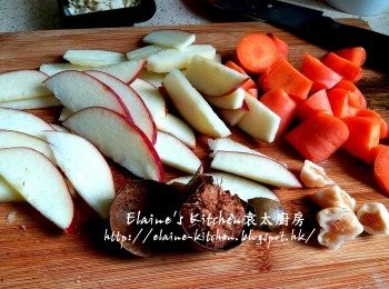 step3: 甘旬連皮切件 , 蘋果去芯連皮切薄片 , 無花果切半 , 羅漢果弄碎