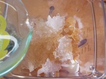 step3: 將所有材料放入攪拌機內。