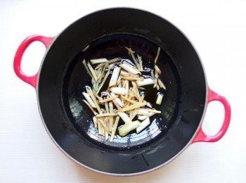 step2: 放入麻油，薑片及蔥白，煸出香氣。