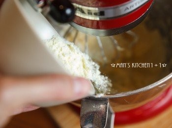 step6: 接著依序加入糖粉、起司粉、奶粉攪拌均勻。