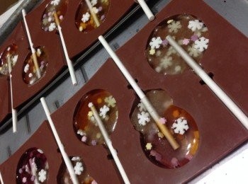 step2: 先以低火100-110度將糖果焗軟後取出將棍仔用手轉動至卷入糖漿內加入星星、雪花糖再放回焗爐漿糖果完全焗溶成漿狀