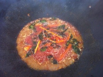 step4: 鍋內加入食水300煮滾。