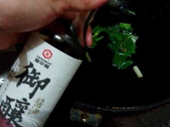 step3: 另起鍋放入油，和蔥段，冰糖炒5分鐘起鍋淋在雞腿封金棗上。