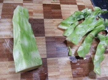step3: 西蘭花剪去花部份洗淨待用,身部份切去邊硬身部份,只要個芯部份