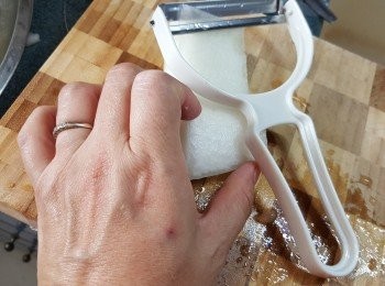 step7: 冬瓜用闊身刨刨成薄片,先用手按下部份才落刨(先按下部份才易控制)