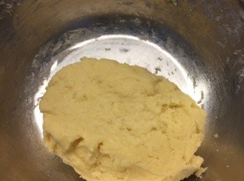 step4: 用膠刮以切伴方式伴勻成麵團。