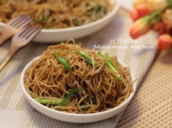 step4: 至麵條九成熟，加入芽菜及韮菜兜勻即成。