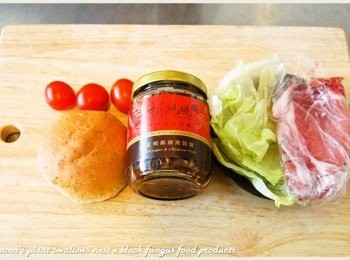 step1: 準備全麥餐包、紅椒麻辣黑菇醬、豬里肌肉、小番茄與萵苣葉等<span class="group_1">食材</span>。