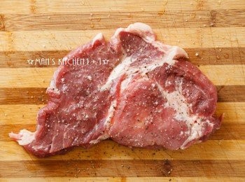 step4: 再來在外層均勻的灑上少許的鹽與黑胡椒。