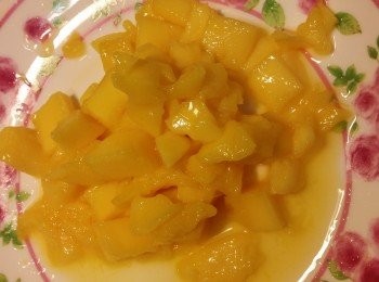 step1: 帶子洗淨抹乾水份，下適量胡椒粉略醃。
芒果用刀切成兩份，上下兩邊斜切，切成小粒2cmx2cm左右。