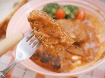 step14: 多汁juicy漢堡排與濃郁醬汁真的超級美味，而且除了微酸番茄味以外還有迷人羅勒香草味，醬汁口味很有層次。直接用Prego義大利麵醬燉煮漢堡排享受不一樣的漢堡滋味，也可以將蔬菜一起與Prego醬燉煮，除了牛肉香味還會多了蔬菜甜味呢，簡單使用Prego義大利麵醬不需調味就很美味唷!!!