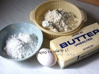 step1: 低粉與高粉先混合均勻
糖粉和香草粉混合均勻
無鹽奶油於室溫下軟化至手指按壓會留下痕跡
蛋打散，備用。

※香草粉與起士粉可以直接省略。