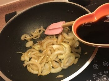 step6: 加入1匙<span class="group_2">醬汁</span>快炒後先上碟備用