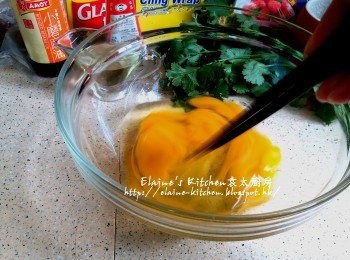 step1: 雞蛋打入大碗內 , 加少許鹽拌勻成蛋液