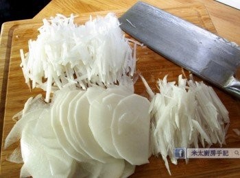 step1: 白蘿蔔切幼絲。
