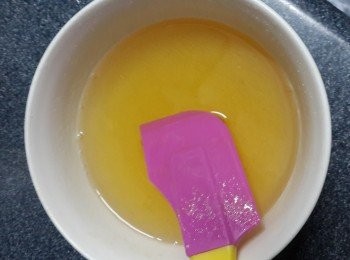 step3: 倒入200克滾水攪拌成魚膠溶液，期中可以邊助熱水邊攪拌魚膠溶液成透明形態