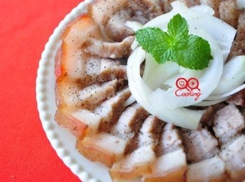 step7: 切片後擺盤，灑上黑胡椒粒再加上洋蔥擺飾，吃的時候一起搭配食用更棒!