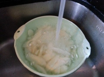 step3: 去了皮，然後就放入熱水，煮七分鐘，