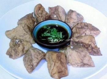 step1: 所有<span class="group_2">五味醬</span>材料混合均勻，加入香菜末拌勻即可。 有機油豆腐擺盤，將調好的<span class="group_2">五味醬</span>放入小碟子裡。